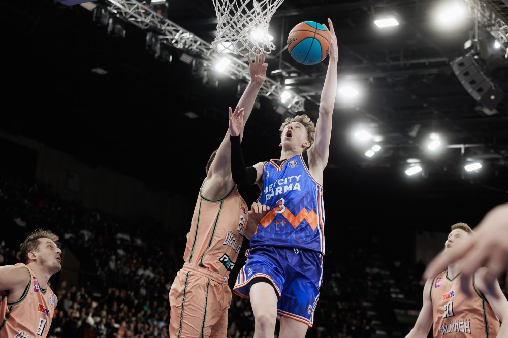 В Перми завершился драматичный первый матч серии "уральского дерби". 