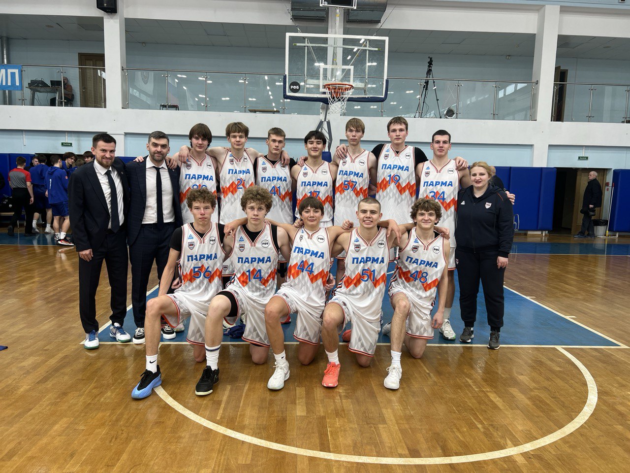 Первый тур ДЮБЛ - первое место в группе!