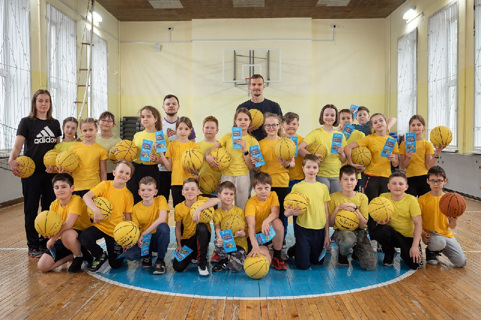 Сегодня в пермской школе №116 прошли мастер-классы от школы баскетбольных навыков Playmaker в рамках проекта «Здоровье в промышленном городе» 